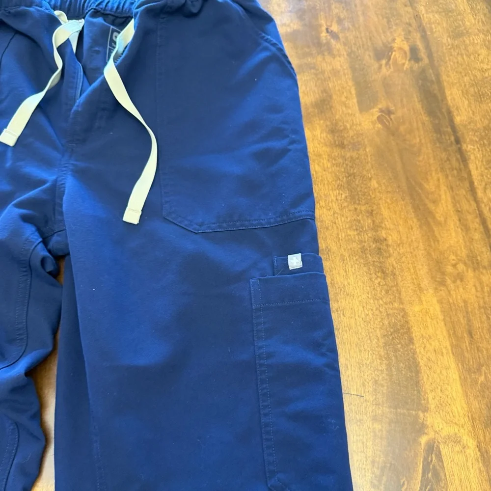 Men’s FIGS Cairo Straight-Leg Scrub Pant Large Navy STYLE#: 1000200R